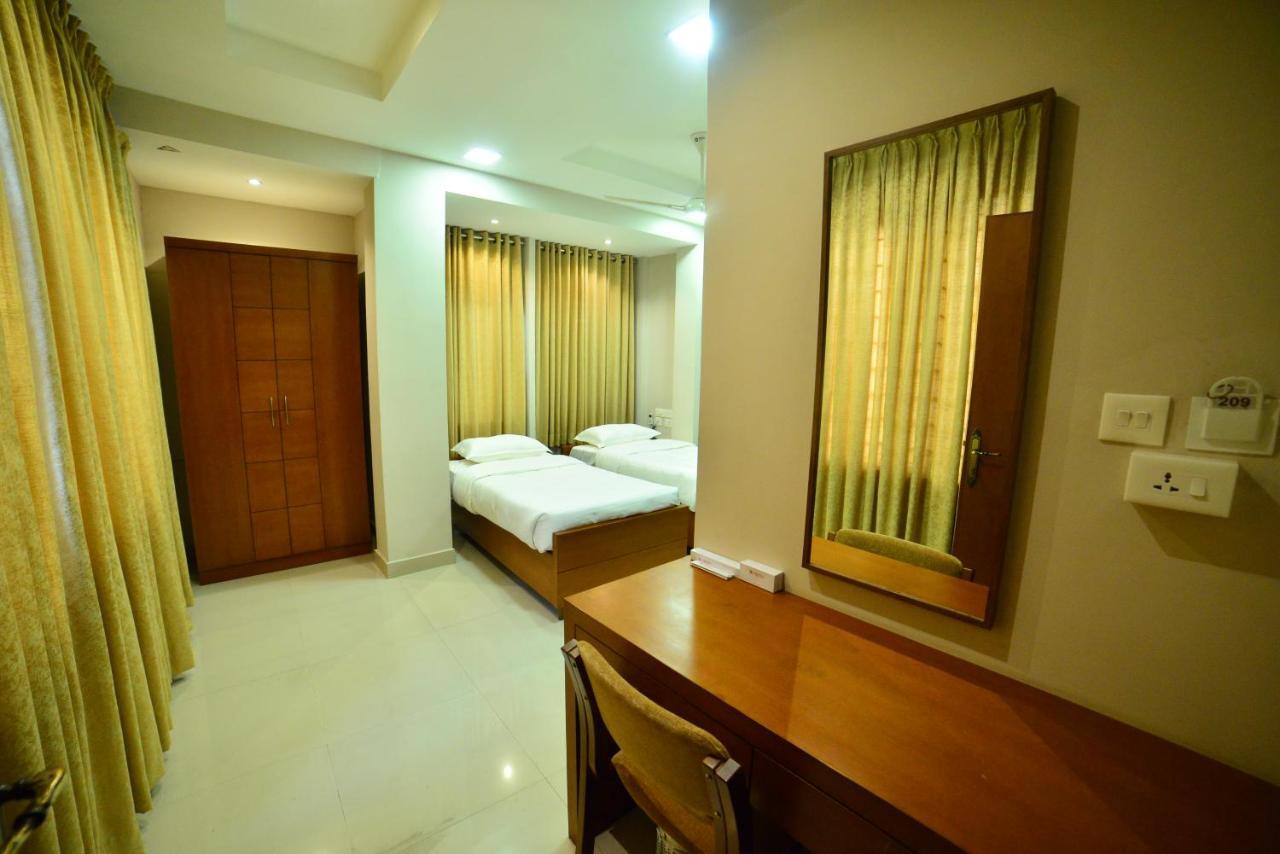 Hotel Priya Kottakkal 외부 사진