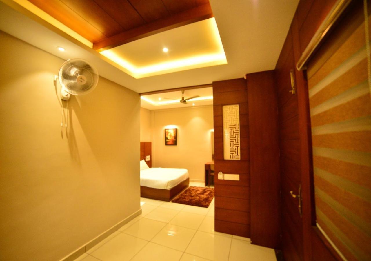 Hotel Priya Kottakkal 외부 사진