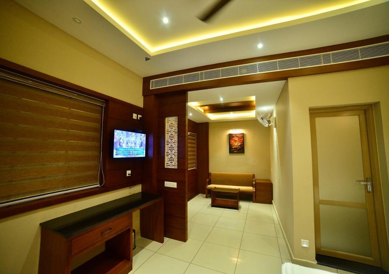 Hotel Priya Kottakkal 외부 사진